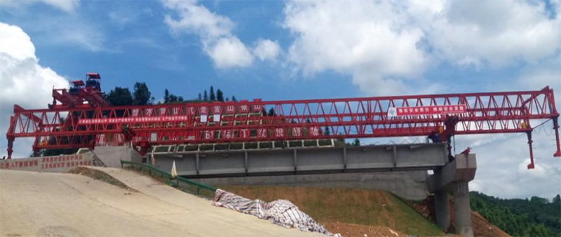 自平衡过孔架桥机